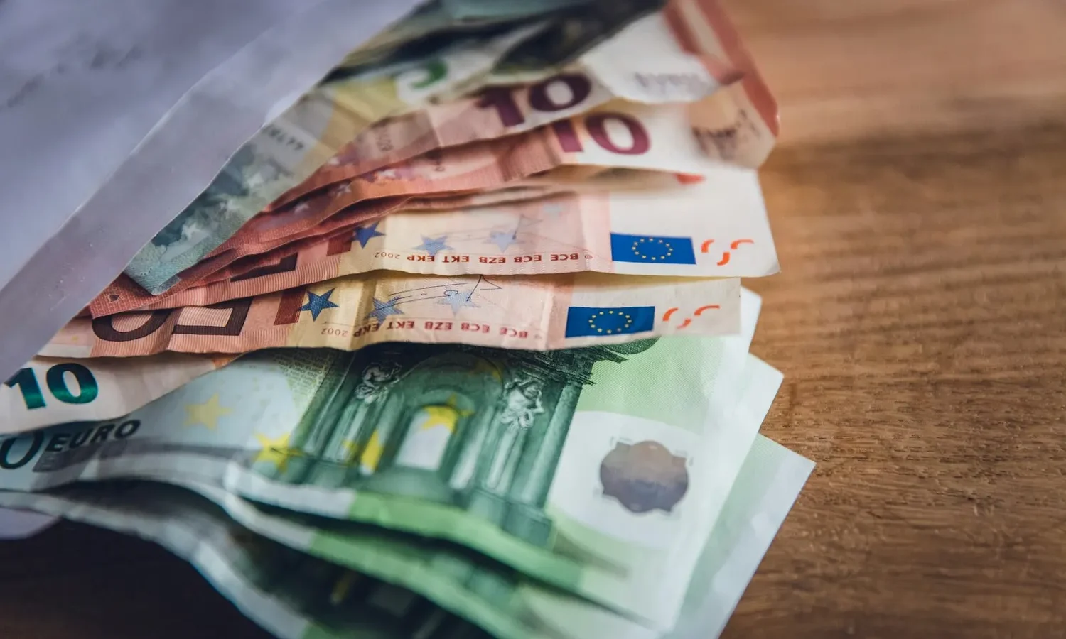 Billets en euros sur une table en bois