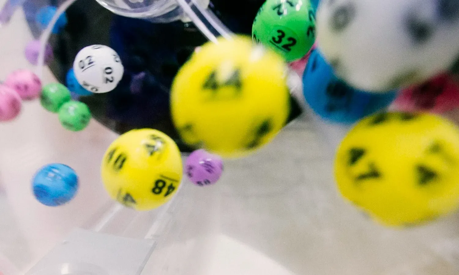 Boules de loterie numérotées dans une sphère de tirage