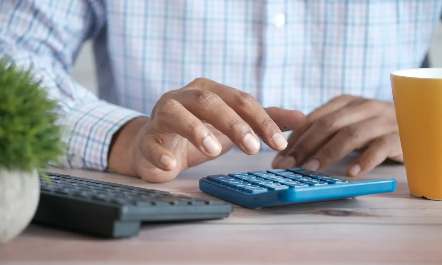 Calcul sur une calculatrice à un bureau