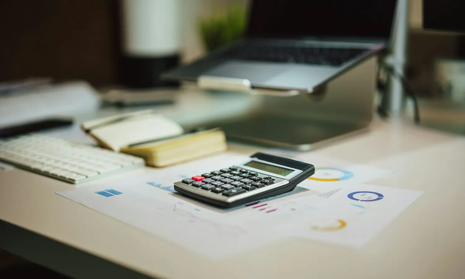 Calculatrice et documents sur un bureau
