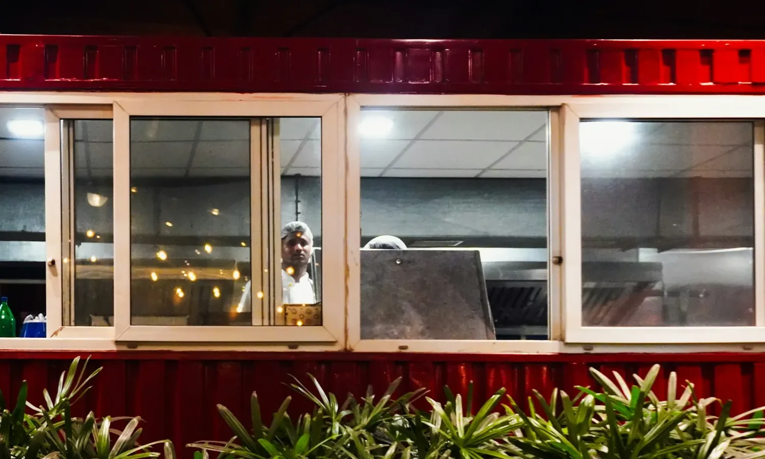 Camion-restaurant rouge aux fenêtres ouvertes