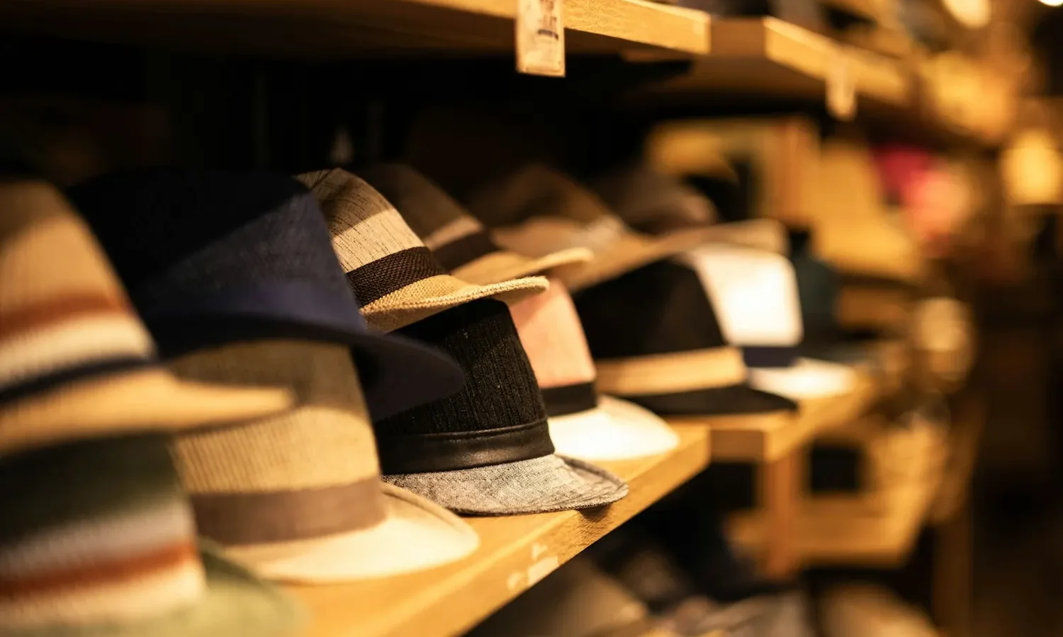 Chapeaux alignés sur une étagère de boutique