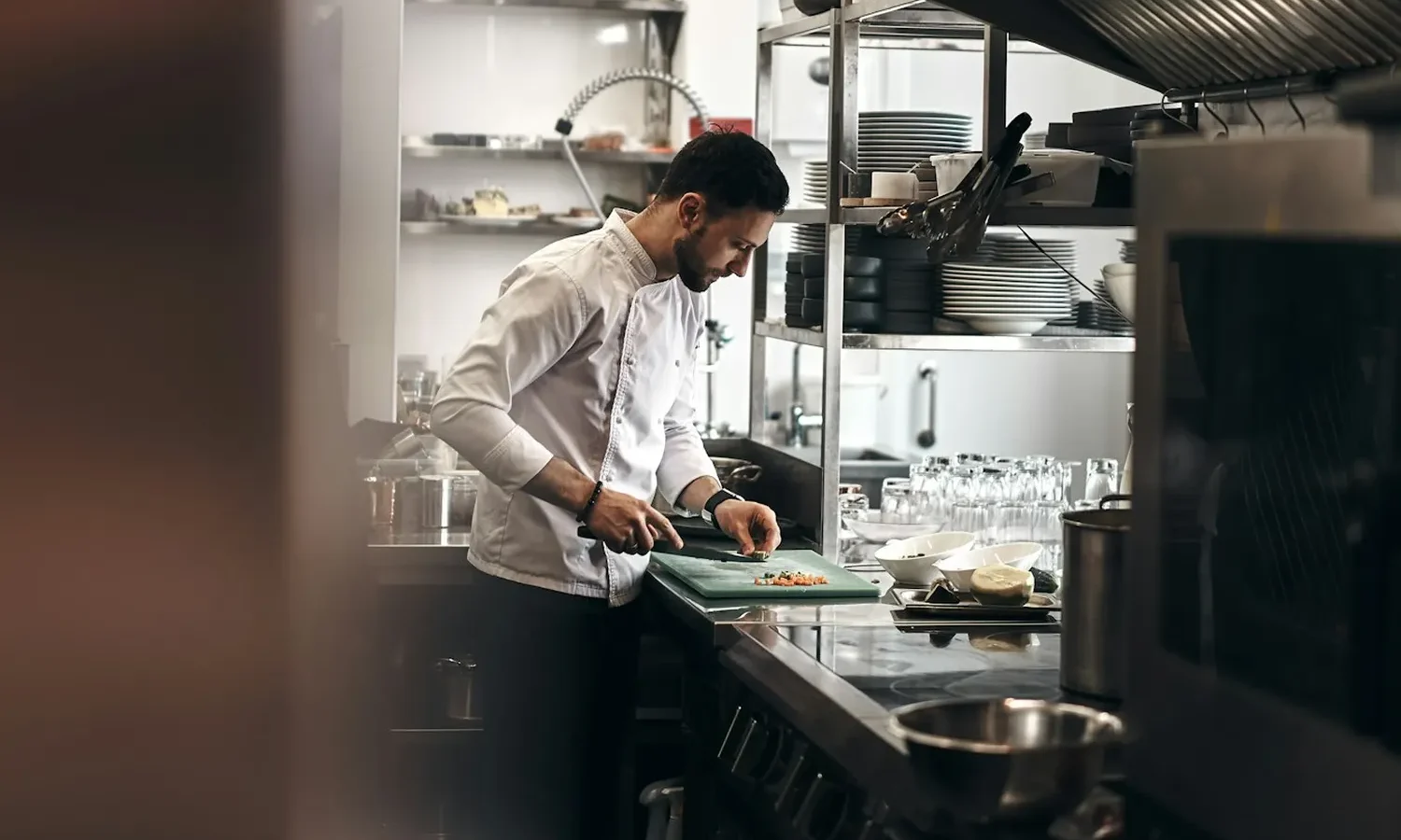 Chef préparant des légumes dans une cuisine professionnelle