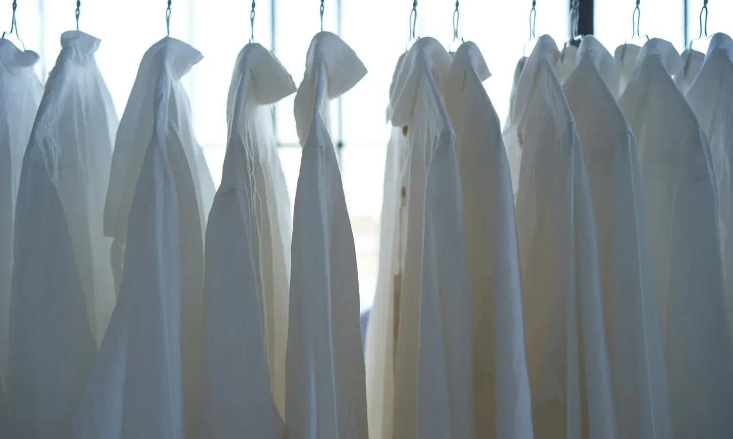 Chemises blanches sur des cintres