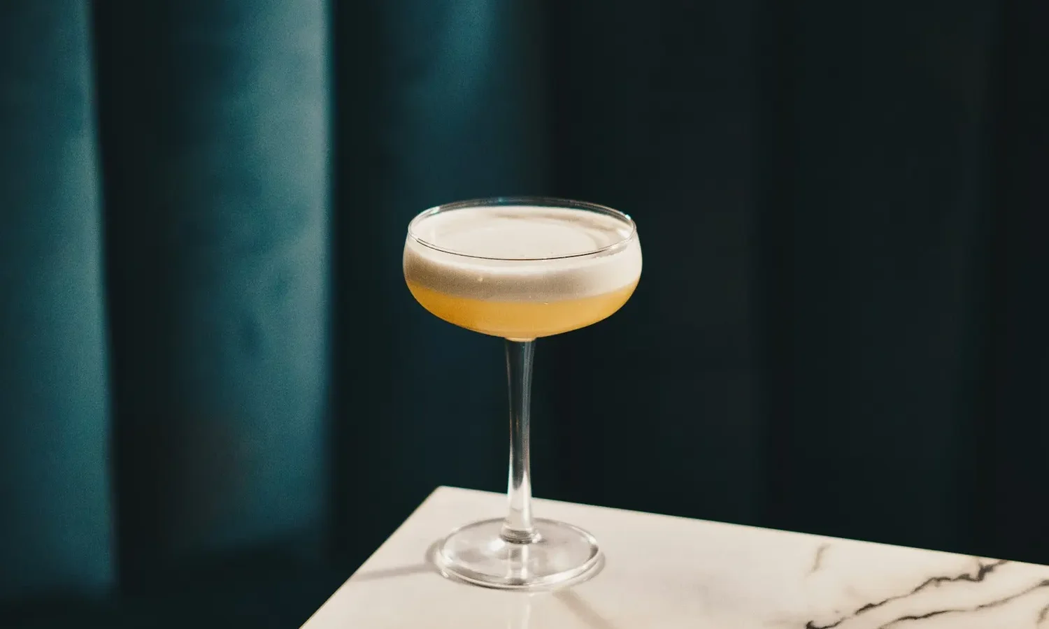 Cocktail servi sur une table en marbre