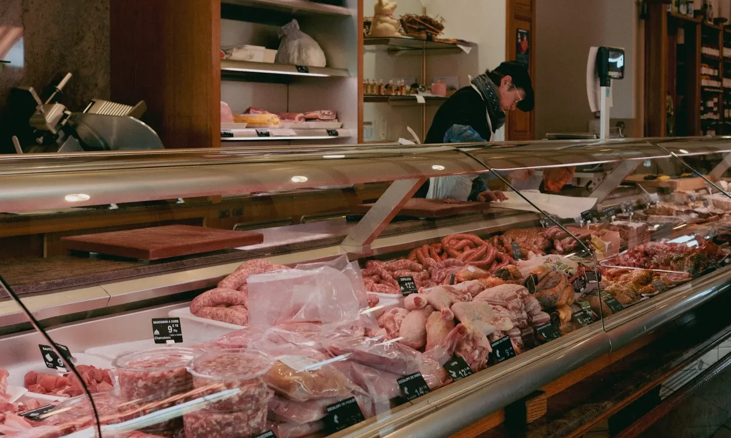 Boucher derrière son comptoir réfrigéré