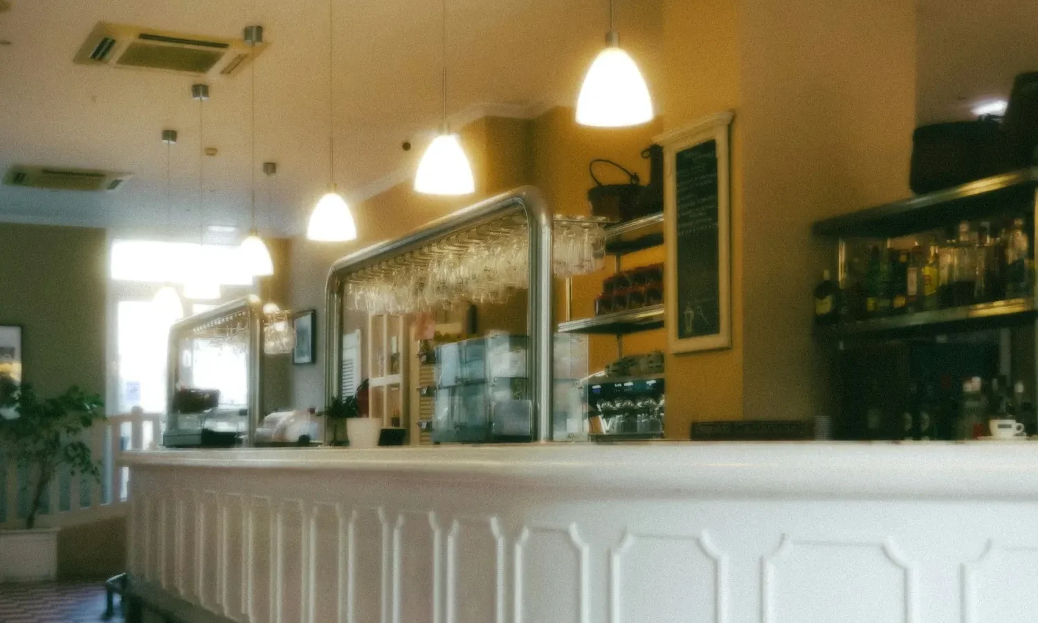 Comptoir de bar blanc dans une salle lumineuse