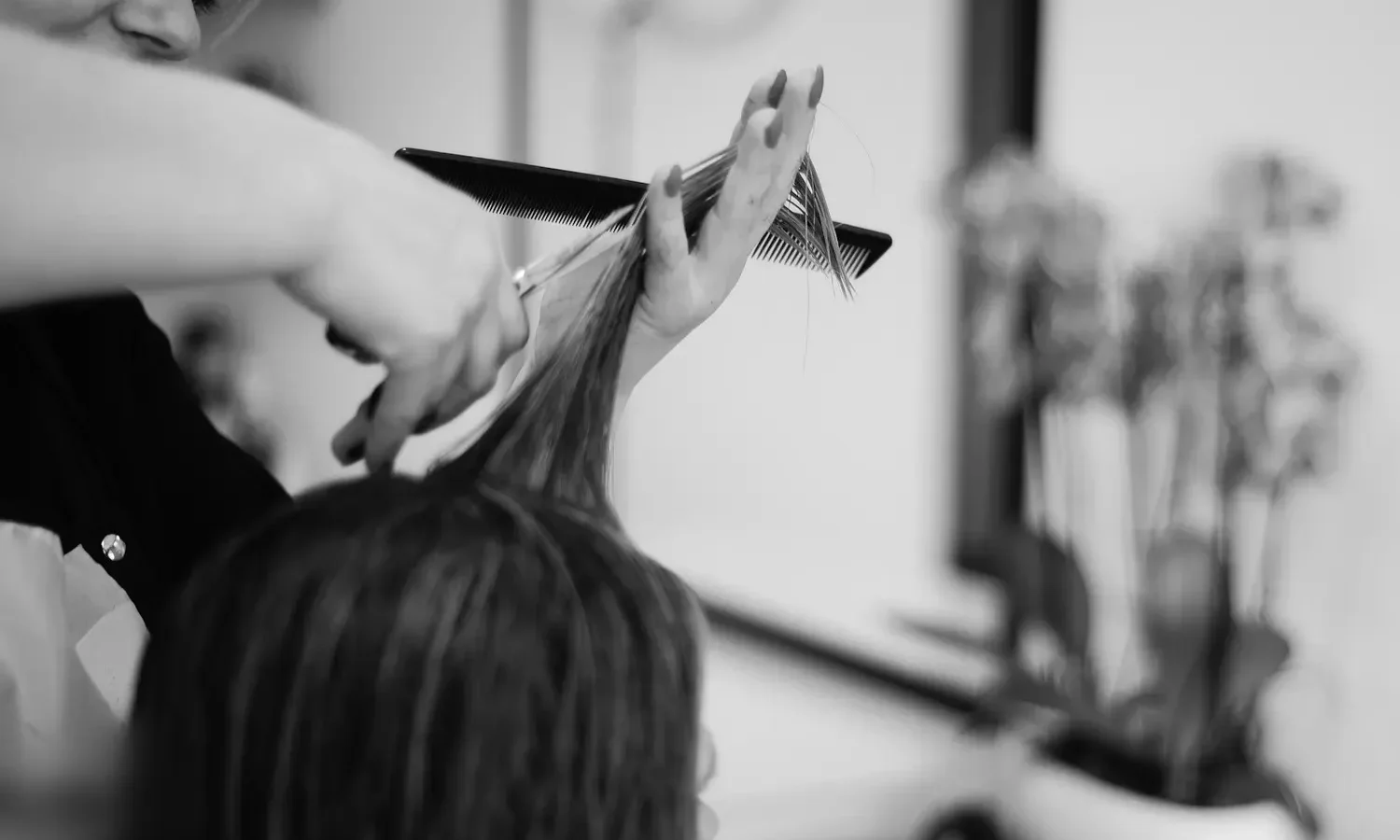 Coiffeuse coupant des cheveux aux ciseaux