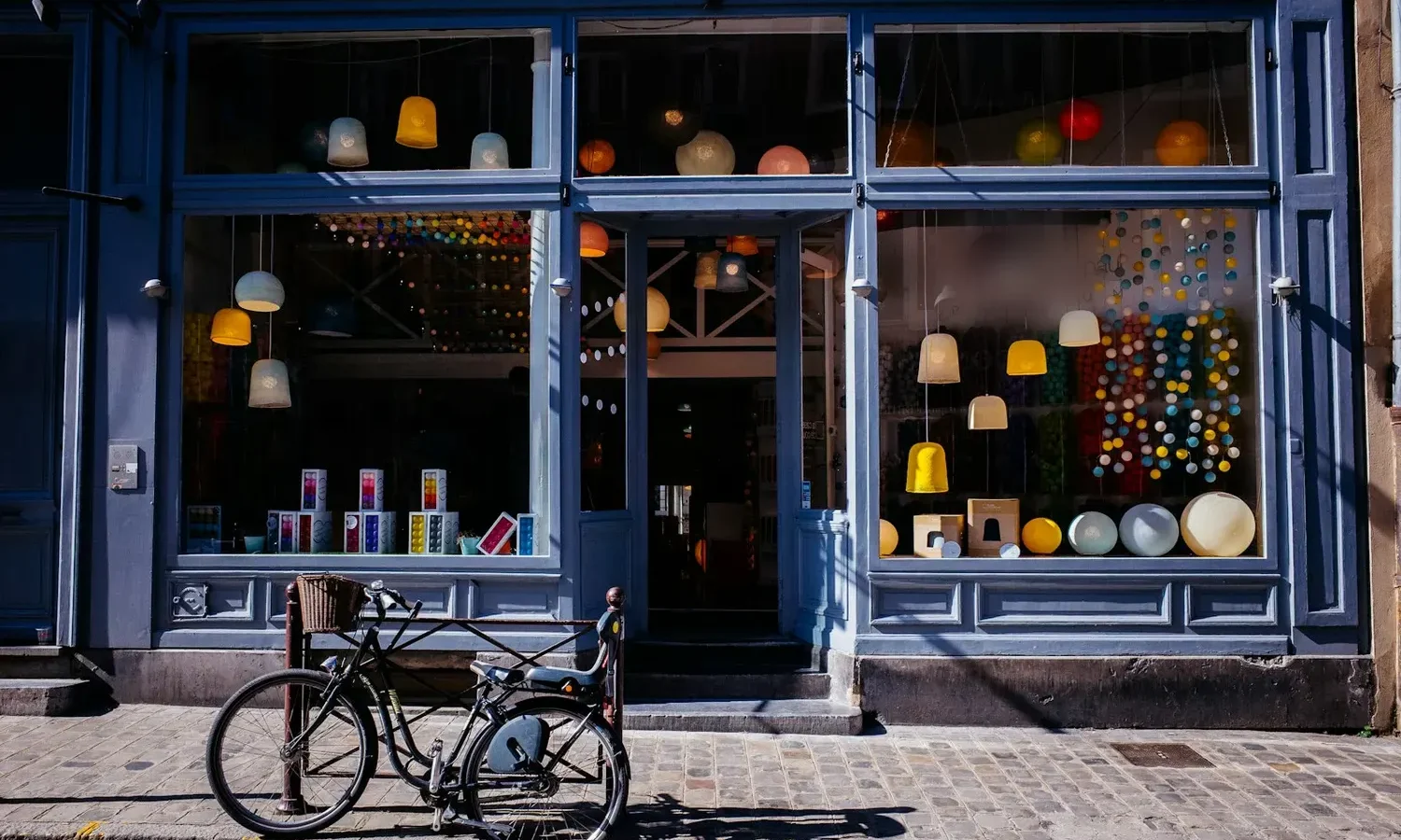 Devanture de boutique avec un vélo garé devant