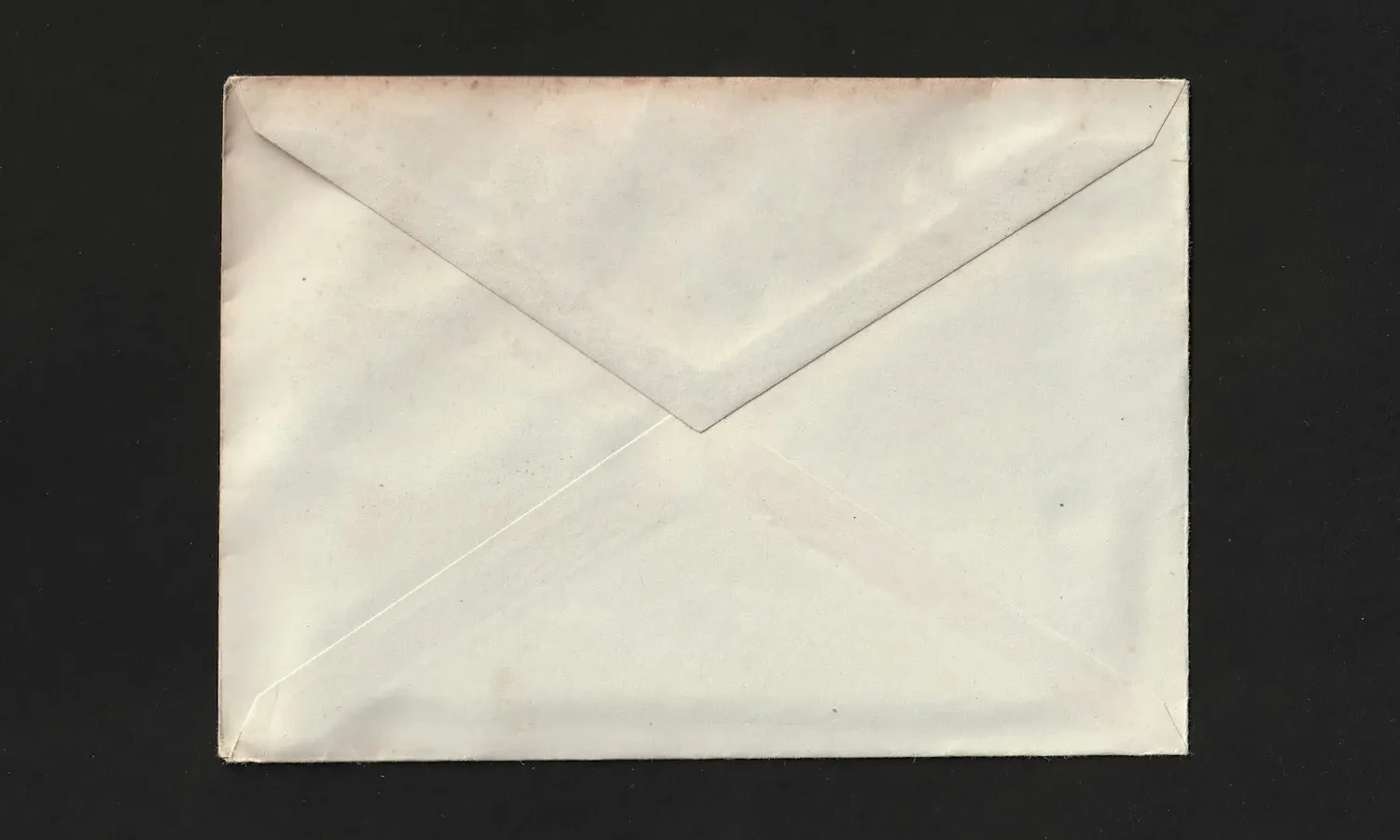 Enveloppe blanche sur fond sombre