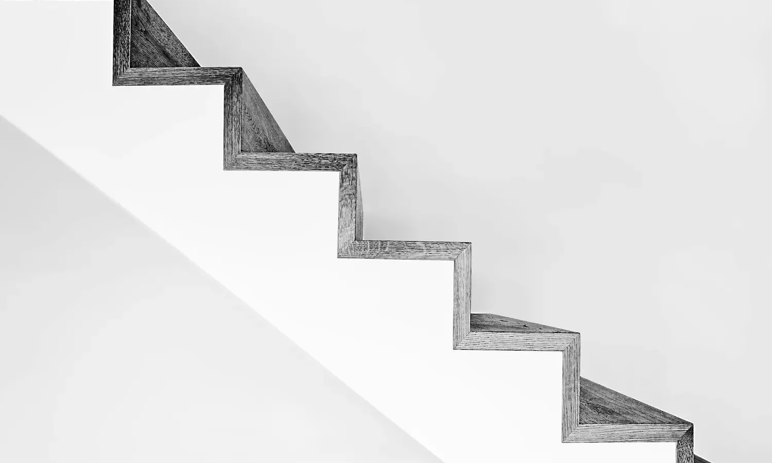 Escalier blanc qui monte
