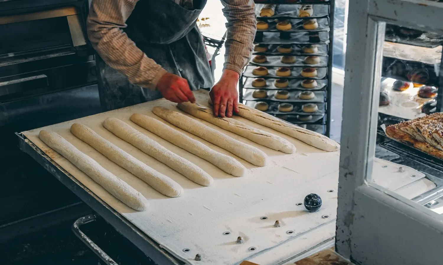 Façonnage de baguettes dans un fournil
