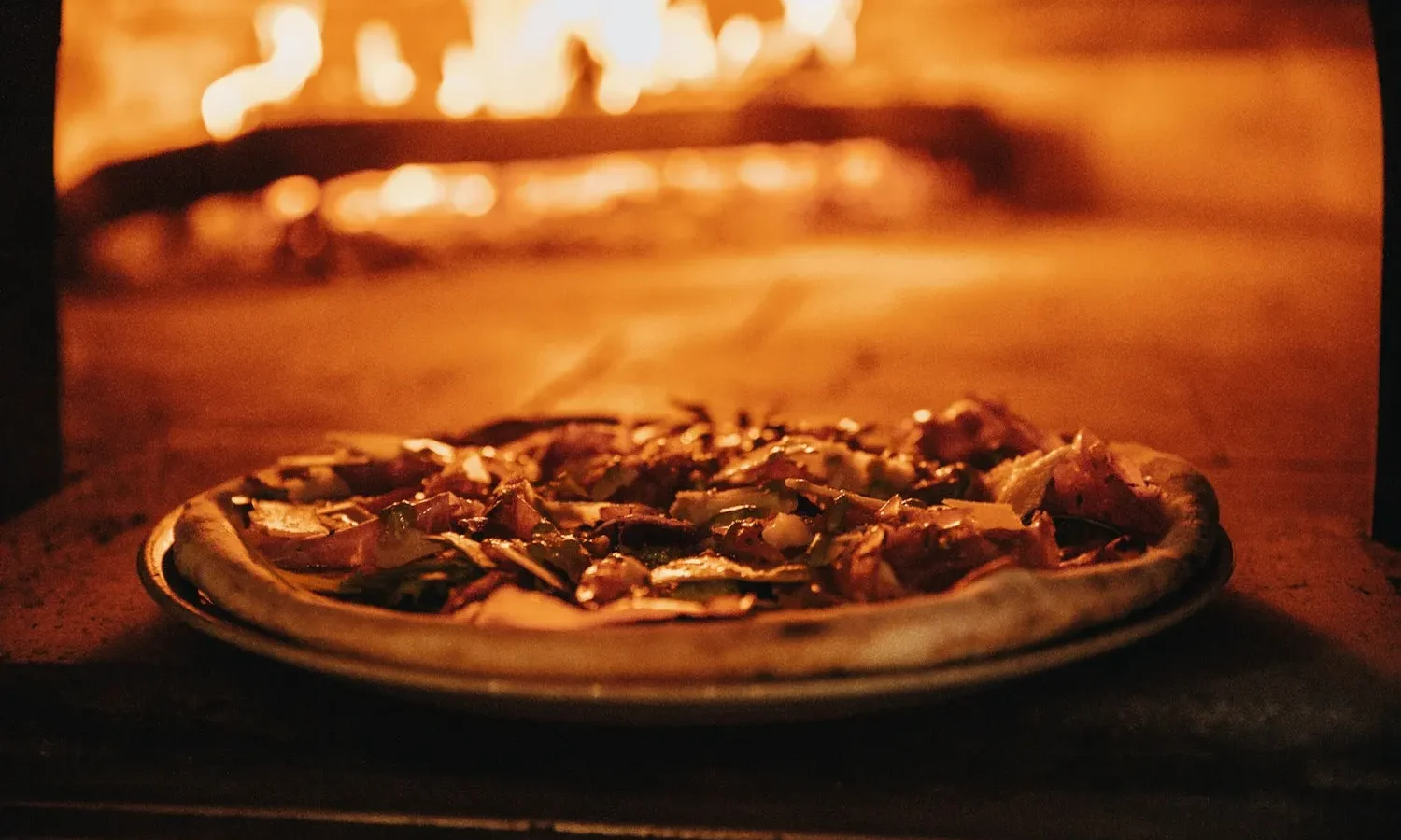 Pizza dans un four à bois