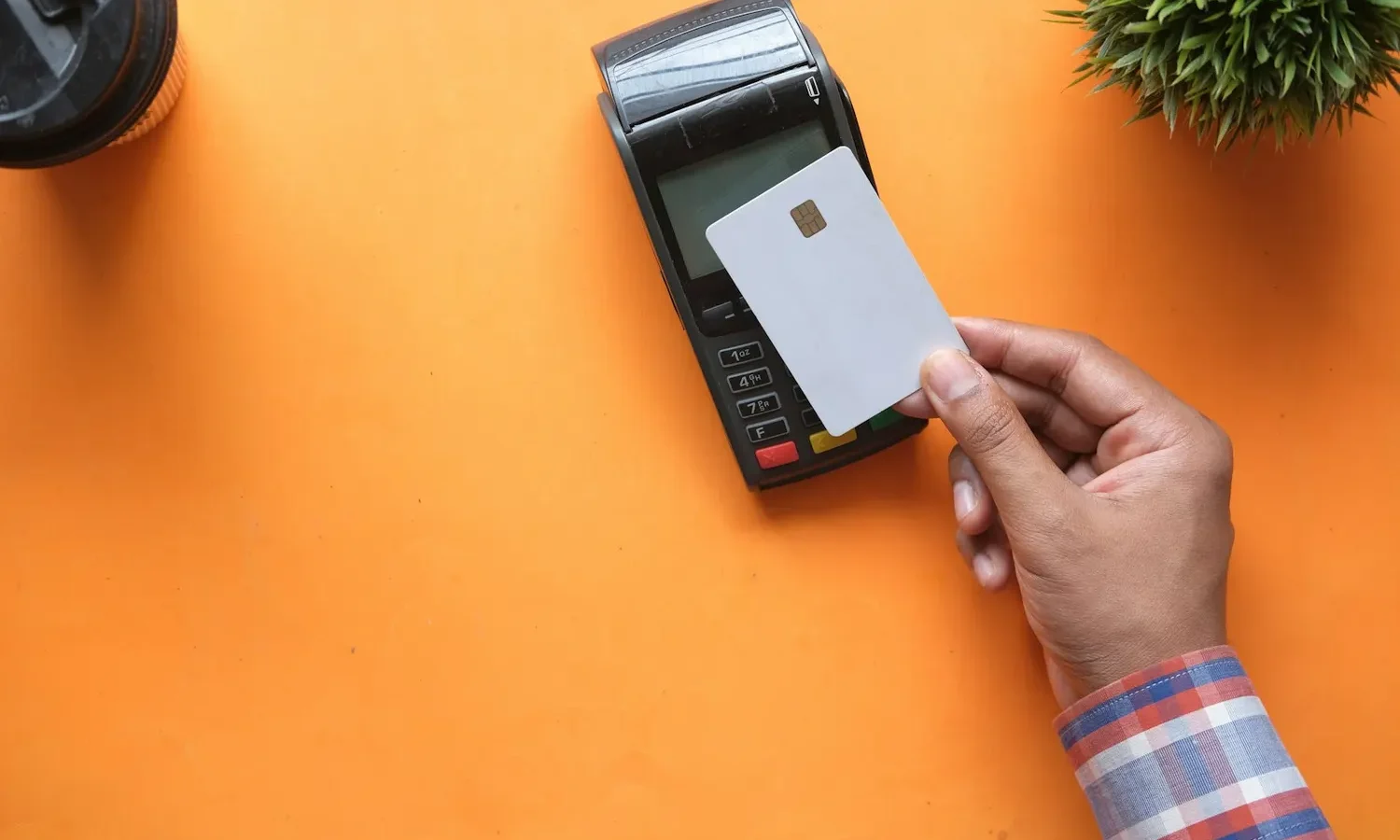Carte bancaire présentée sur un terminal de paiement