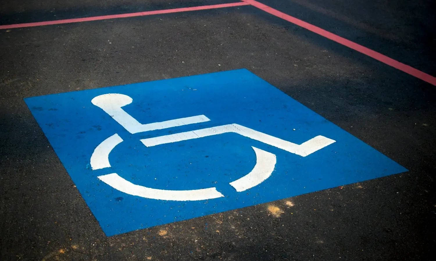 Pictogramme d'accessibilité peint au sol
