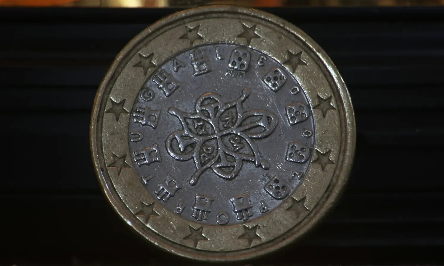 Pièce d'un euro portugaise sur fond sombre
