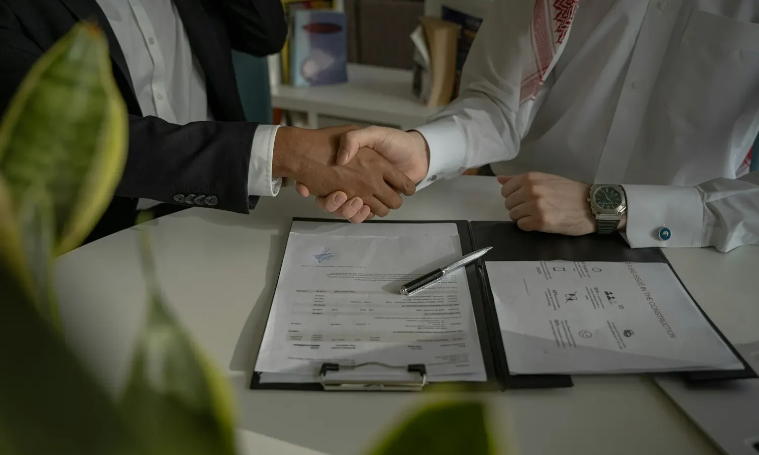 Poignée de main au-dessus d'un contrat