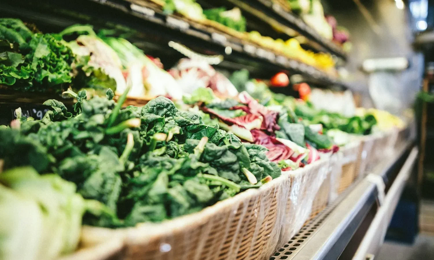 Rayon de légumes frais dans une épicerie