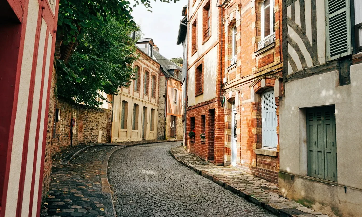 Ruelle pavée bordée de maisons anciennes