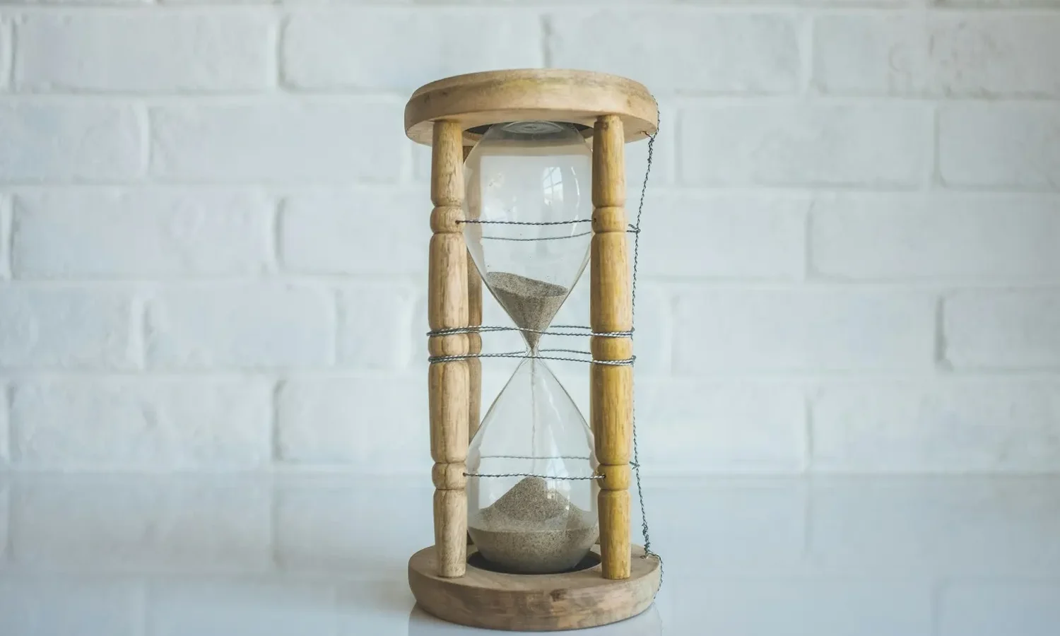 Sablier en bois sur une table