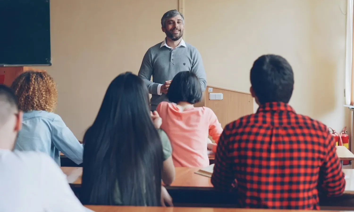 Formateur devant des stagiaires en salle