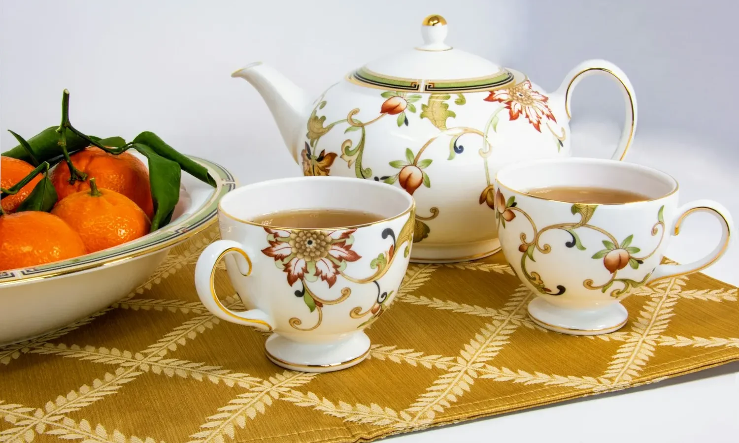 Théière et tasses en porcelaine sur une table