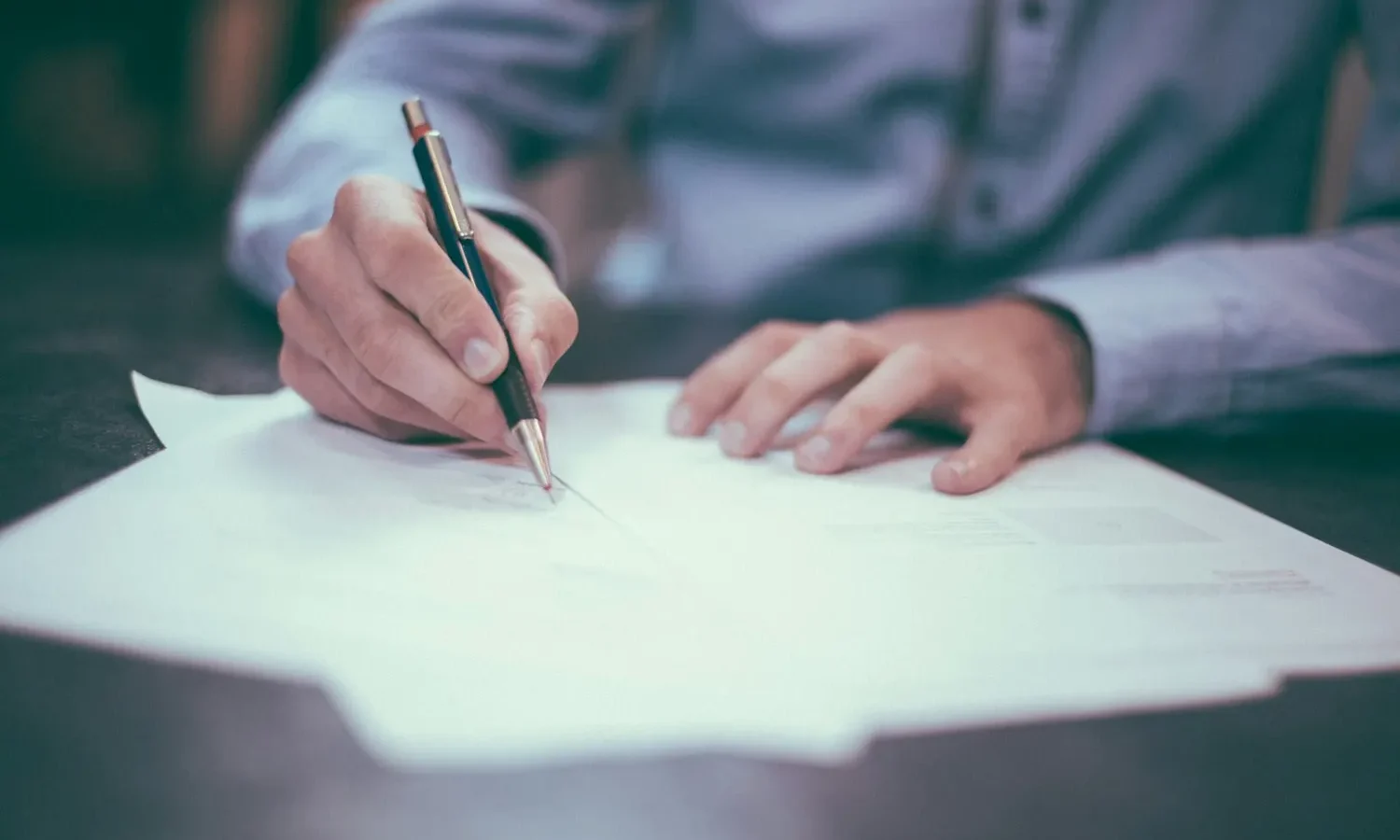 Signature d'un document au stylo