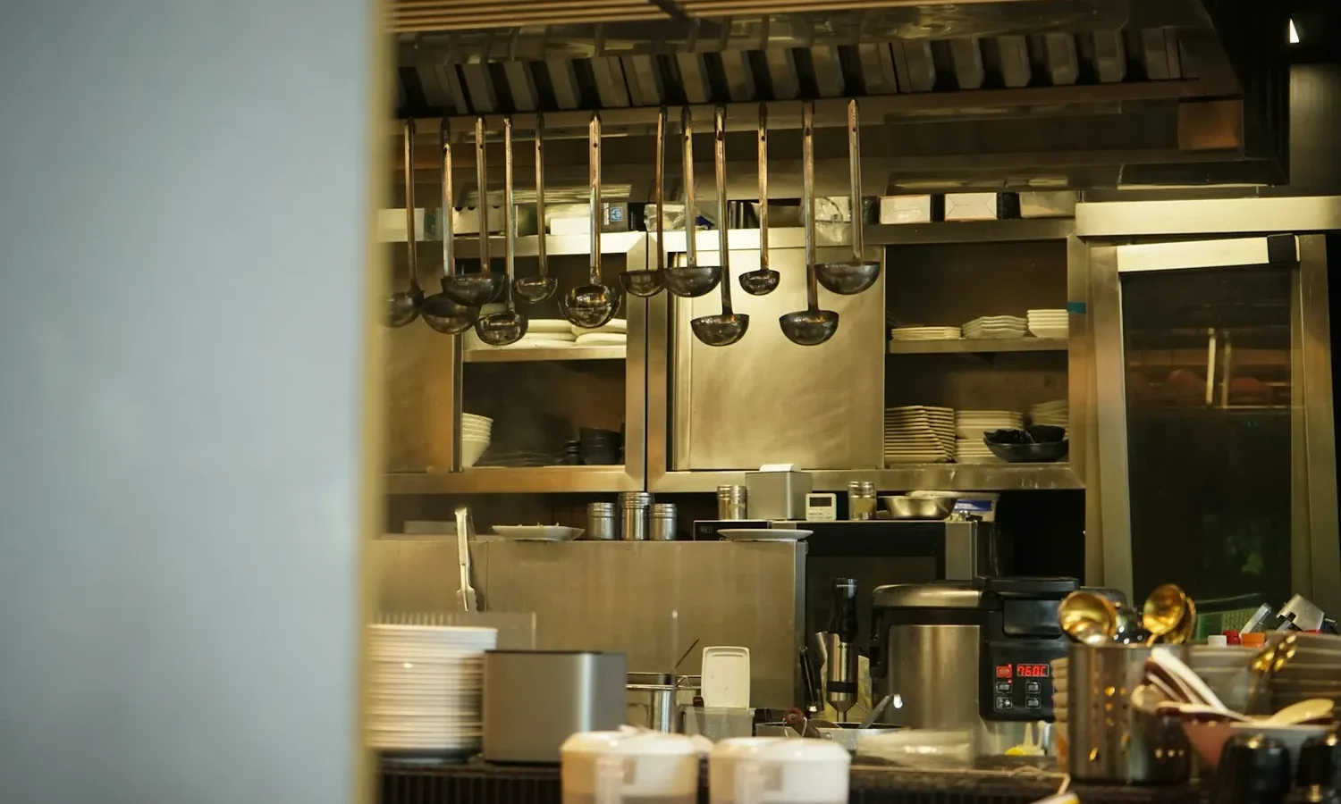 Ustensiles suspendus dans une cuisine professionnelle