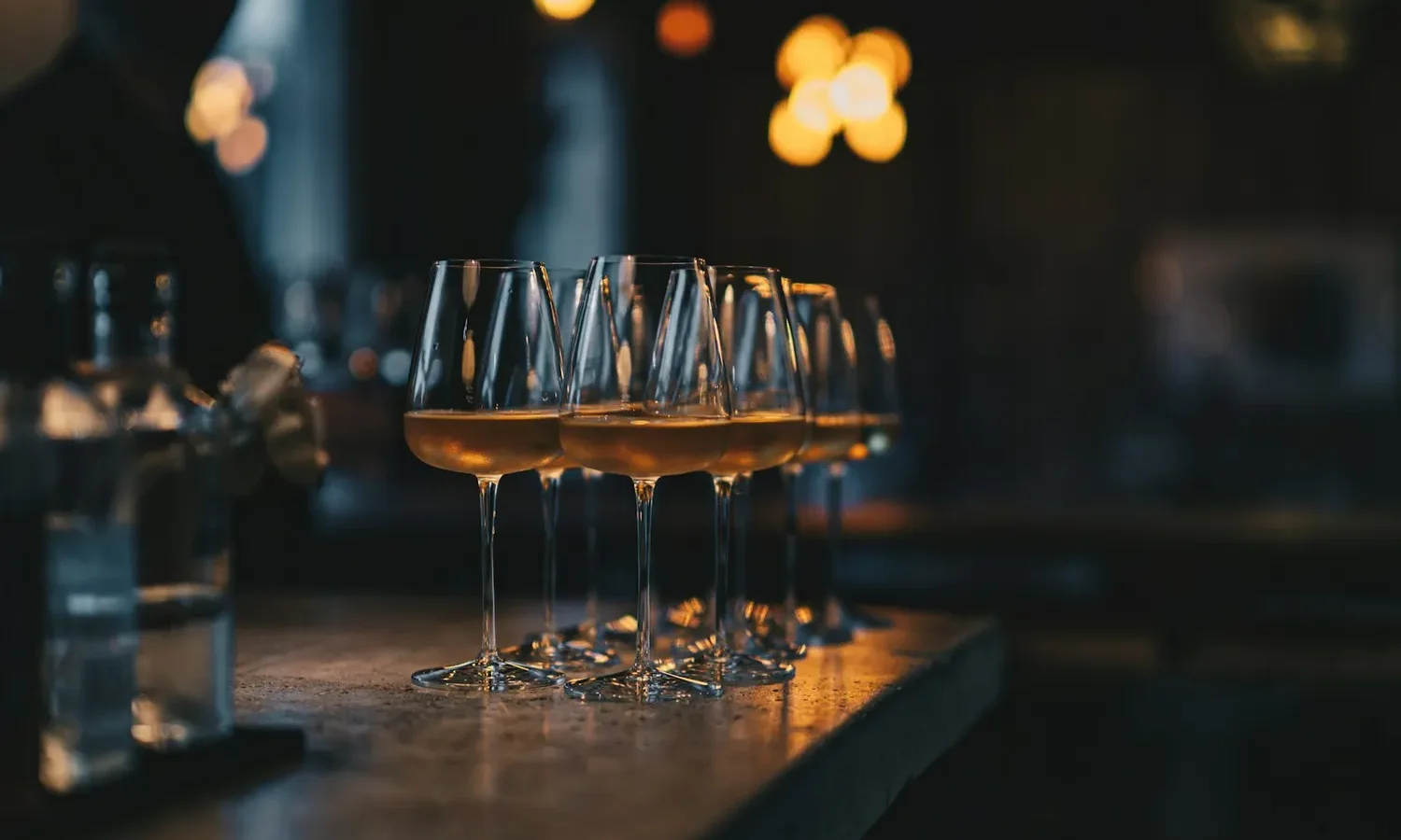 Verres alignés sur un comptoir de bar