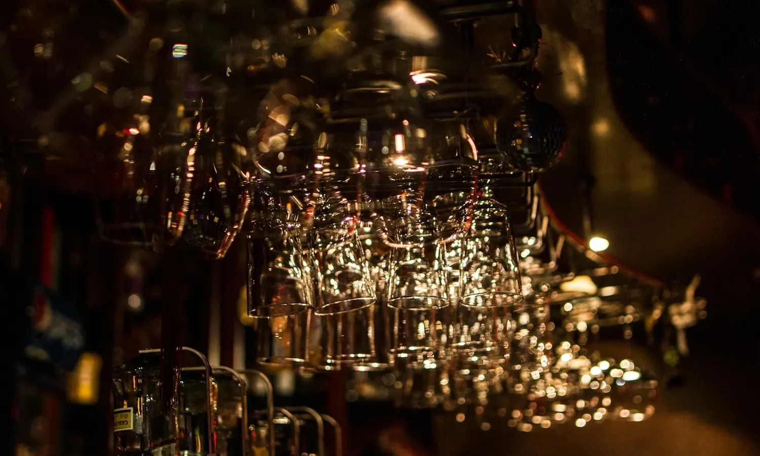 Verres à vin suspendus au-dessus d'un bar