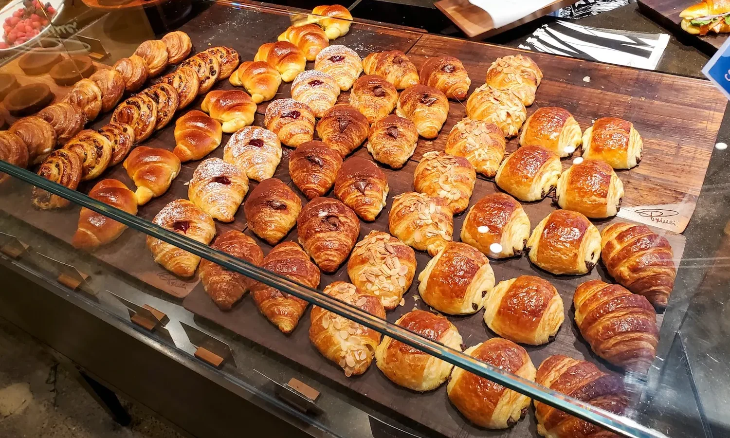 Viennoiseries fraîches en vitrine